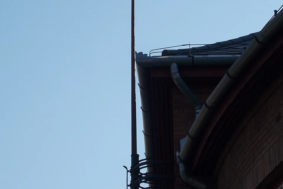 Paratonnerre installé sur le toit d'un bâtiment